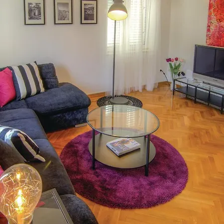 Luka Apartment *